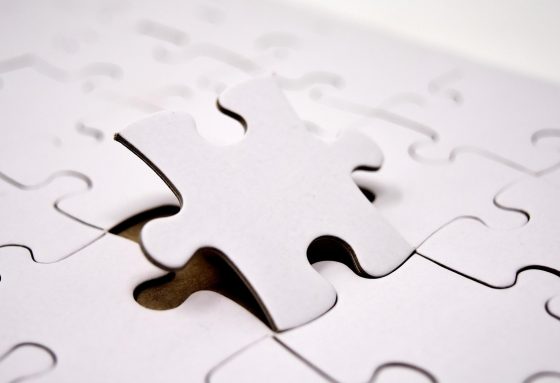 保存完成提示与相册中的无水印视频缩略图，背景为手机相册网格